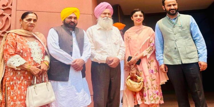 ਮੀਤ ਹੇਅਰ ਨੇ ਲੋਕ ਸਭਾ ਮੈਂਬਰ ਵਜੋਂ ਪੰਜਾਬੀ ‘ਚ ਚੁੱਕੀ ਸਹੁੰ, ‘ਇਨਕਲਾਬ ਜ਼ਿੰਦਾਬਾਦ’, ਜੈ ਜਵਾਨ, ਜੈ ਕਿਸਾਨ’ ਦਾ ਨਾਅਰਾ ਕੀਤਾ ਬੁਲੰਦ