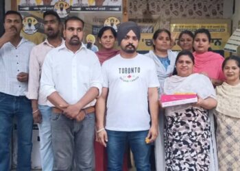 ਮਾਲਵਿੰਦਰ ਸਿੰਘ ਕੰਗ ਦੇ ਜੇਤੂ ਹੋਣ ਤੇ ਲੱਡੂ ਵੰਡੇ