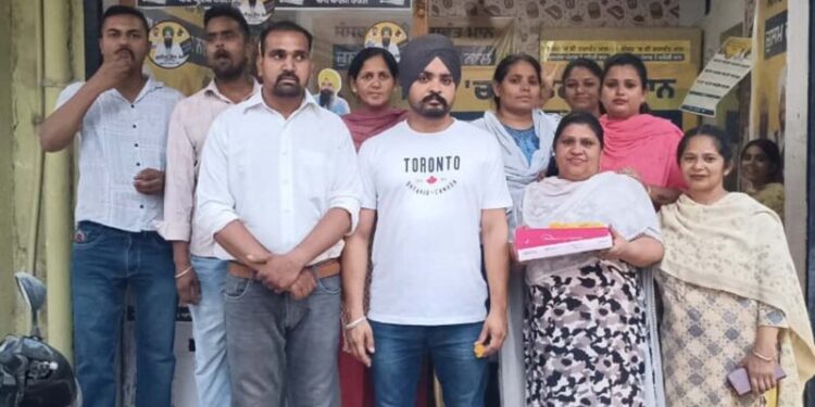 ਮਾਲਵਿੰਦਰ ਸਿੰਘ ਕੰਗ ਦੇ ਜੇਤੂ ਹੋਣ ਤੇ ਲੱਡੂ ਵੰਡੇ