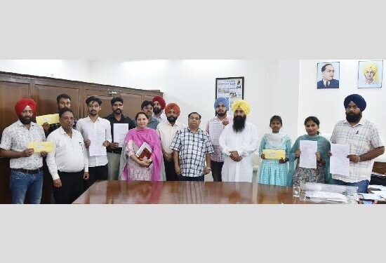 Good News: ਮੰਤਰੀ ਖੁੱਡੀਆਂ ਨੇ 8 ਨੌਜਵਾਨਾਂ ਨੂੰ ਸੌਂਪੇ ਨਿਯੁਕਤੀ ਪੱਤਰ