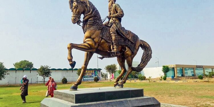 Kartarpur Sahib: ਮਹਾਰਾਜਾ ਰਣਜੀਤ ਸਿੰਘ ਦਾ ਬੁੱਤ ਸ੍ਰੀ ਕਰਤਾਰਪੁਰ ਵਿਚ ਲਾਇਆ -ਸਿੱਖ ਮੰਤਰੀ ਨੇ ਚੁੱਕਿਆ ਪਰਦਾ