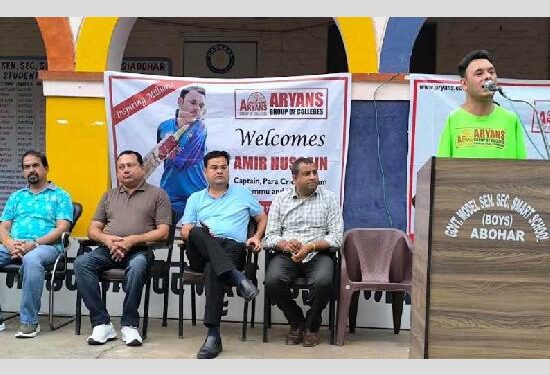 ਆਰੀਅਨਜ਼ ਬ੍ਰਾਂਡ ਅੰਬੈਸਡਰ ਪੈਰਾ ਕ੍ਰਿਕਟਰ ਆਮਿਰ ਹੁਸੈਨ ਨੇ ਅਬੋਹਰ ਦੇ ਸਕੂਲਾਂ ਦਾ ਕੀਤਾ ਦੌਰਾ