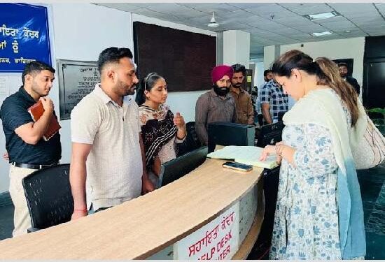 ਫਾਜ਼ਿਲਕਾ: ਡਿਪਟੀ ਕਮਿਸ਼ਨਰ ਵੱਲੋਂ ਡੀਸੀ ਦਫਤਰ ਵਿਖੇ ਸਥਾਪਿਤ ਸਹਾਇਤਾ ਕੇਂਦਰ ਦੀ ਅਚਾਨਕ ਜਾਂਚ
