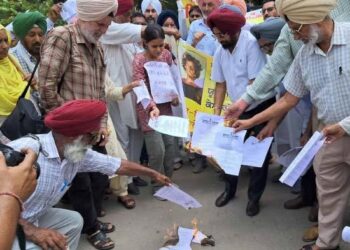 ਨਵੇਂ ਅਪਰਾਧਿਕ ਕਾਨੂੂੰਨਾਂ ਦੀਆਂ ਕਾਪੀਆਂ ਸਾੜਨ ਪਿੱਛੋਂ ਦਿੱਤਾ ਮੰਗ ਪੱਤਰ