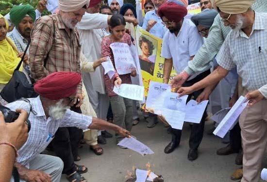 ਨਵੇਂ ਅਪਰਾਧਿਕ ਕਾਨੂੂੰਨਾਂ ਦੀਆਂ ਕਾਪੀਆਂ ਸਾੜਨ ਪਿੱਛੋਂ ਦਿੱਤਾ ਮੰਗ ਪੱਤਰ