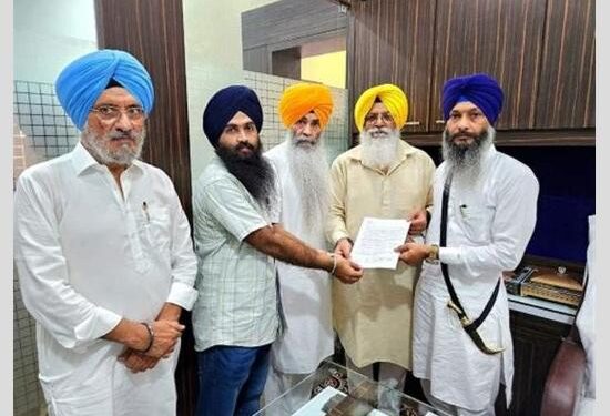 ਪਰਮਜੀਤ ਪੰਜਵੜ ਦੀ ਤਸਵੀਰ ਲਾਉਣ ਦਾ ਵਿਰੋਧ, ਸਿੱਖ ਆਗੂ ਤੇਜਿਦਰਪਾਲ ਸਿਘ ਟਿਮਾ ਅਤੇ SSF ਦੇ ਪੁਰਾਣੇ ਨੇਤਾਵਾ ਨੇ ਜੱਥੇਦਾਰ ਸ੍ਰੀ ਅਕਾਲ ਤਖ਼ਤ ਨੂੰ ਦਿੱਤਾ ਮੰਗ ਪੱਤਰ