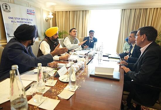 CM ਮਾਨ ਦੀਆਂ ਕੋਸ਼ਿਸ਼ਾਂ ਨਾਲ ਸੂਬੇ ਵਿੱਚ ਵੱਡੇ ਨਿਵੇਸ਼ ਪ੍ਰਾਜੈਕਟਾਂ ਲਈ ਰਾਹ ਪੱਧਰਾ ਹੋਇਆ: ਮੁੰਬਈ ਦੌਰੇ ਦੌਰਾਨ ਪ੍ਰਮੁੱਖ ਸਨਅਤਕਾਰਾਂ ਨਾਲ ਕੀਤੀ ਮੁਲਾਕਾਤ