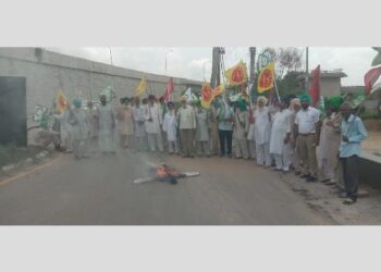 ਸੰਯੁਕਤ ਕਿਸਾਨ ਮੋਰਚੇ ਦੇ ਸੱਦੇ ਤੇ ਕਿਸਾਨ ਜਥੇਬੰਦੀਆਂ ਨੇ ਕਾਰਪੋਰੇਟ ਦਾ ਪੁਤਲਾ ਫੂਕਿਆ