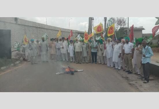 ਸੰਯੁਕਤ ਕਿਸਾਨ ਮੋਰਚੇ ਦੇ ਸੱਦੇ ਤੇ ਕਿਸਾਨ ਜਥੇਬੰਦੀਆਂ ਨੇ ਕਾਰਪੋਰੇਟ ਦਾ ਪੁਤਲਾ ਫੂਕਿਆ