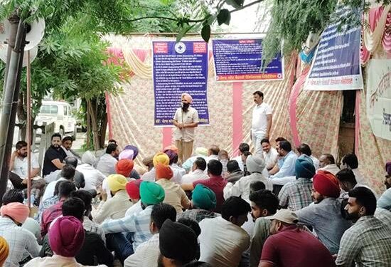 ਵੈਟਨਰੀ ਇੰਸਪੈਕਟਰਾਂ ਨੇ ਆਪਣੀਆਂ ਹੱਕੀ ਅਤੇ ਜਾਇਜ਼ ਮੰਗਾਂ ਲਾਗੂ ਕਰਵਾਉਣ ਲਈ ਕੀਤੀ ਡਾਇਰੈਕਟਰ ਪਸ਼ੂ ਪਾਲਣ ਵਿਭਾਗ ਪੰਜਾਬ ਦੇ ਦਫ਼ਤਰ ਦੀ ਘੇਰਾਬੰਦੀ