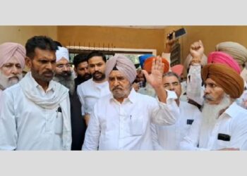 MLA ਤ੍ਰਿਪਤ ਬਾਜਵਾ ਨੇ ਬੀਡੀਪੀਓ ਦਫਤਰ ਦੇ ਬਾਹਰ ਸਾਥੀਆਂ ਸਮੇਤ ਦਿੱਤਾ ਧਰਨਾ