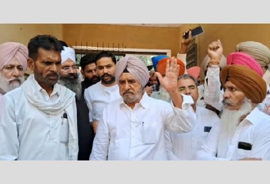 MLA ਤ੍ਰਿਪਤ ਬਾਜਵਾ ਨੇ ਬੀਡੀਪੀਓ ਦਫਤਰ ਦੇ ਬਾਹਰ ਸਾਥੀਆਂ ਸਮੇਤ ਦਿੱਤਾ ਧਰਨਾ