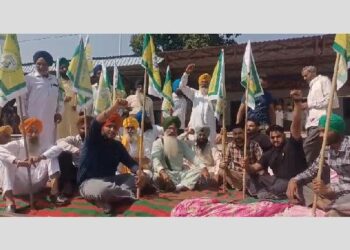 ਕਿਸਾਨੀ ਅੰਦੋਲਨ ਦੇ ਸ਼ਹੀਦਾਂ ਨੂੰ ਸ਼ਰਧਾਂਜਲੀ ਦੇ ਕੇ ਰੇਲਵੇ ਟਰੈਕ ਤੇ ਬੈਠੇ ਕਿਸਾਨ