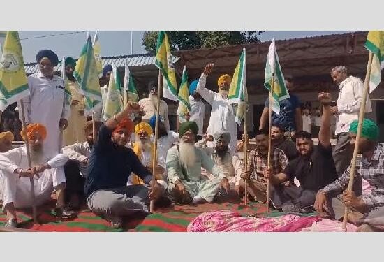 ਕਿਸਾਨੀ ਅੰਦੋਲਨ ਦੇ ਸ਼ਹੀਦਾਂ ਨੂੰ ਸ਼ਰਧਾਂਜਲੀ ਦੇ ਕੇ ਰੇਲਵੇ ਟਰੈਕ ਤੇ ਬੈਠੇ ਕਿਸਾਨ