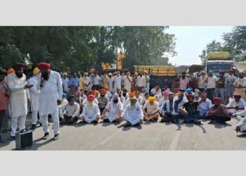 ਬਿਨਾਂ ਕਸੂਰ ਦੇ ਆੜਤੀਆਂ ਨੂੰ ਕਰ ਬਦਨਾਮ ਰਹੇ ਨੇ ਕਿਸਾਨ, ਆੜਤੀਆਂ ਨੇ ਰੋਡ ਜਾਮ ਕਰ ਕਿਸਾਨਾਂ ਖਿਲਾਫ ਸ਼ੁਰੂ ਕਰ’ਤਾ ਪ੍ਰਦਰਸ਼ਨ