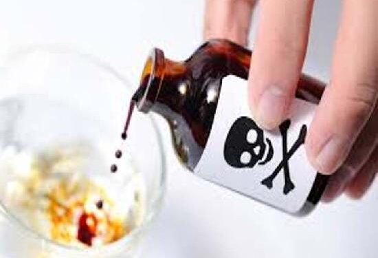 ਖੌਫ਼ਨਾਕ ਵਾਰਦਾਤ! ਲੜਕੀ ਨੇ ਆਪਣੇ ਹੀ ਪਰਿਵਾਰ ਦੇ 13 ਜੀਆਂ ਨੂੰ ਖਾਣੇ ਚ ਜ਼ਹਿਰ ਮਿਲਾ ਕੇ ਮਾਰਿਆ