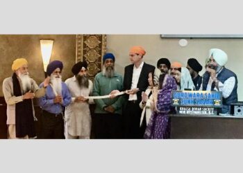 ਕੈਨੇਡਾ: ਬੀਸੀ ਦੇ ਪ੍ਰੀਮੀਅਰ ਡੇਵਿਡ ਈਬੀ ਗੁਰਦੁਆਰਾ ਸਾਹਿਬ ਸੁਖਸਾਗਰ ਵਿਖੇ ਨਤਮਸਤਕ ਹੋਏ