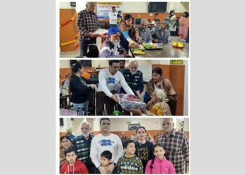 ਬਿਰਧ ਆਸ਼ਰਮ ਵਿੱਚ ਕੇ ਕੱਟ ਕੇ ਅਤੇ ਬਜ਼ੁਰਗਾਂ ਨੂੰ ਕੰਬਲ ਵੰਡ ਕੇ ਮਨਾਇਆ ਪਿਤਾ ਦਾ ਜਨਮ ਦਿਨ