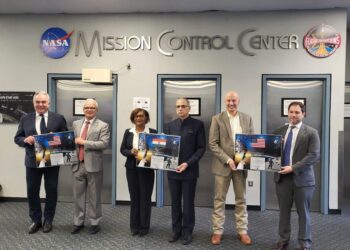 ਗਾਇਕ ਕੇ. ਐਸ. ਮੱਖਣ-ਮਹਿਮਾਨ ਕਲਾਕਾਰ ਨੂੰ ਵਿਦਾਇਗੀ