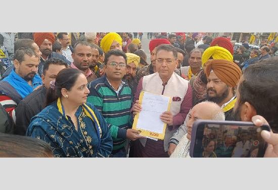 ਦਫਤਰੀ ਕਰਮਚਾਰੀਆ ਵੱਲੋਂ CM ਮਾਨ ਅਤੇ ਅਮਨ ਅਰੋੜਾ ਨੂੰ ਦਿੱਤੇ ਗਏ ਮੰਗ ਪੱਤਰ