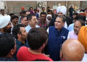 MP ਅਰੋੜਾ ਨੇ ਵੈਕਿਊਮ ਸਵੀਪਰ ਮਸ਼ੀਨਾਂ ਦੇ ਕੰਮਕਾਜ ਦਾ ਨਿਰੀਖਣ ਕੀਤਾ, ਲੁਧਿਆਣਾ ਨੂੰ ਸਾਫ਼-ਸੁਥਰਾ ਬਣਾਉਣ ਦਾ ਪ੍ਰਣ ਲਿਆ