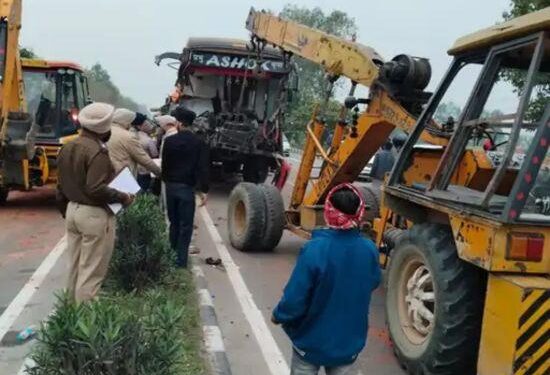 ਜਲੰਧਰ ‘ਚ ਟੂਰਿਸਟ ਬੱਸ ਦੀ ਟਰੈਕਟਰ-ਟਰਾਲੀ ਨਾਲ ਟੱਕਰ: 2 ਦੀ ਮੌਤ