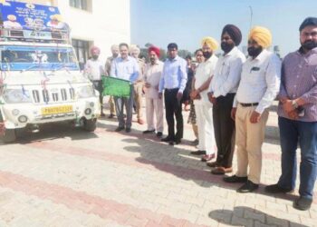 ਸਰਕਾਰੀ ਸਕੂਲਾਂ ‘ਚ ਦਾਖਲਿਆਂ ਸਬੰਧੀ ਮੋਬਾਇਲ ਵੈਨ ਨੂੰ ਹਰੀ ਝੰਡੀ ਦਿਖਾ ਕੇ ਕੀਤਾ ਰਵਾਨਾ