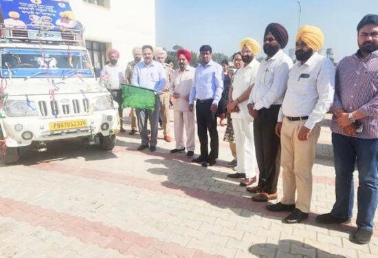 ਸਰਕਾਰੀ ਸਕੂਲਾਂ ‘ਚ ਦਾਖਲਿਆਂ ਸਬੰਧੀ ਮੋਬਾਇਲ ਵੈਨ ਨੂੰ ਹਰੀ ਝੰਡੀ ਦਿਖਾ ਕੇ ਕੀਤਾ ਰਵਾਨਾ