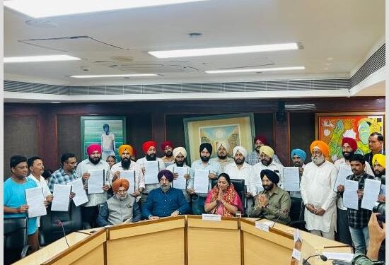 ਦਿੱਲੀ ਦੇ ਮੁੱਖ ਮੰਤਰੀ ਰੇਖਾ ਗੁਪਤਾ ਨੇ 1984 ਦੇ ਸਿੱਖ ਕਤਲੇਆਮ ਦੇ ਪੀੜਤ ਪਰਿਵਾਰਾਂ ਦੇ ਮੈਂਬਰਾਂ ਨੂੰ ਨਿਯੁਕਤੀ ਪੱਤਰ ਵੰਡੇ