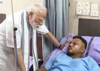 ਅਹਿਮਦਾਬਾਦ ਹਾਦਸੇ ਵਿਚ ਬਚੇ ਇਕਲੌਤੇ ‘ਵਿਸ਼ਵਾਸ’ ਨੂੰ ਮਿਲੇ PM ਮੋਦੀ, ਦੱਸੀ ਸਾਰੀ ਕਹਾਣੀ