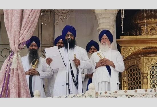 5 ਮੈਂਬਰੀ ਕਮੇਟੀ ਨੂੰ ਝਟਕਾ? ਅਕਾਲ ਤਖਤ ਸਾਹਿਬ ਦਾ ਸਖ਼ਤ ਹੁਕਮ; ਆਦੇਸ਼ ਨੂੰ ਇੰਨ-ਬਿੰਨ ਨਾ ਮੰਨਣ ਵਾਲੀ ਧਿਰ ਨੂੰ ਆਪੋ-ਆਪਣੀ ਸਿਆਸਤ ਮੁਬਾਰਕ