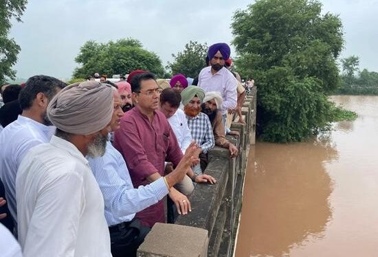 ਘੱਗਰ ਦਰਿਆ ‘ਚ ਵਧਦੇ ਪਾਣੀ ਦੇ ਪੱਧਰ ‘ਤੇ ਵੱਡੀ Update, 2 ਮੰਤਰੀ ਪਹੁੰਚੇ ਮੌਕੇ ‘ਤੇ, ਪੜ੍ਹੋ ਪੂਰੀ ਖ਼ਬਰ