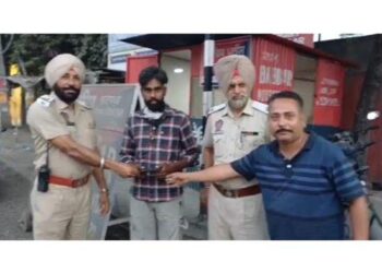 ਟਰੈਫਿਕ ਪੁਲਿਸ ਅਤੇ ਦੁਕਾਨਦਾਰ ਨੇ ਦਿਖਾਈ ਇਮਾਨਦਾਰੀ, ਮਹਿੰਗਾ ਮੋਬਾਈਲ ਮਾਲਕ ਨੂੰ ਕੀਤਾ ਵਾਪਸ