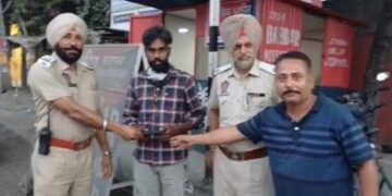 ਟਰੈਫਿਕ ਪੁਲਿਸ ਅਤੇ ਦੁਕਾਨਦਾਰ ਨੇ ਦਿਖਾਈ ਇਮਾਨਦਾਰੀ, ਮਹਿੰਗਾ ਮੋਬਾਈਲ ਮਾਲਕ ਨੂੰ ਕੀਤਾ ਵਾਪਸ