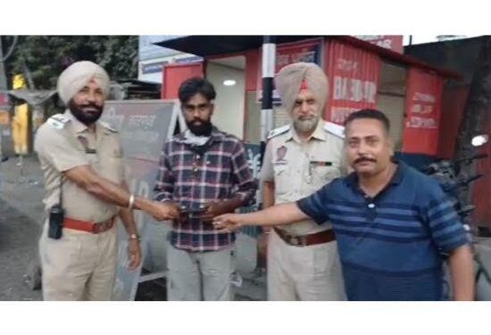 ਟਰੈਫਿਕ ਪੁਲਿਸ ਅਤੇ ਦੁਕਾਨਦਾਰ ਨੇ ਦਿਖਾਈ ਇਮਾਨਦਾਰੀ, ਮਹਿੰਗਾ ਮੋਬਾਈਲ ਮਾਲਕ ਨੂੰ ਕੀਤਾ ਵਾਪਸ